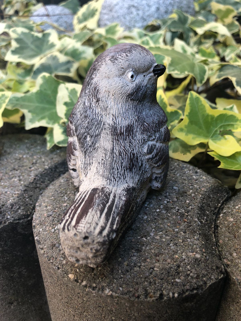 Vogel Gartenfigur Handbemalt Figur Steinguss Gartendekoration Spatz grau