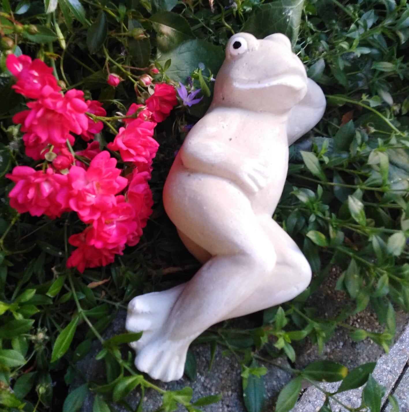 Frosch Gartenfigur Figur Steinguss Gartendekoration liegend