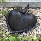 Vogeltränke Herz Insektentränke aus Guss | 14 cm