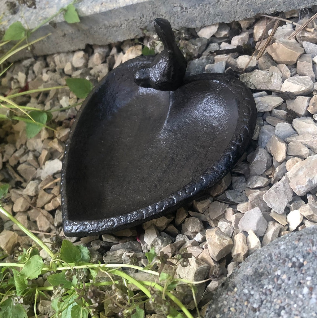 Vogeltränke Herz Insektentränke aus Guss | 14 cm