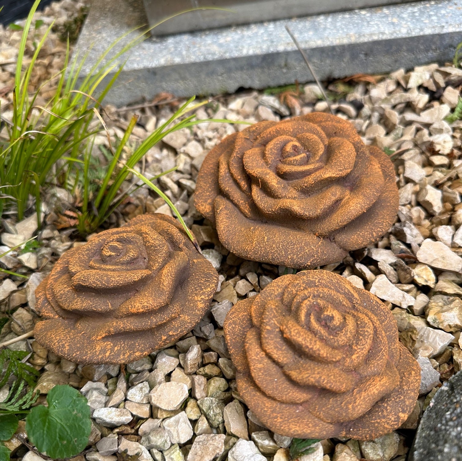 Rose 3er Set Rosenblüte Stein Rosen Blüte Blumen Steinguss frostfest  Garten Rost Metall Optik
