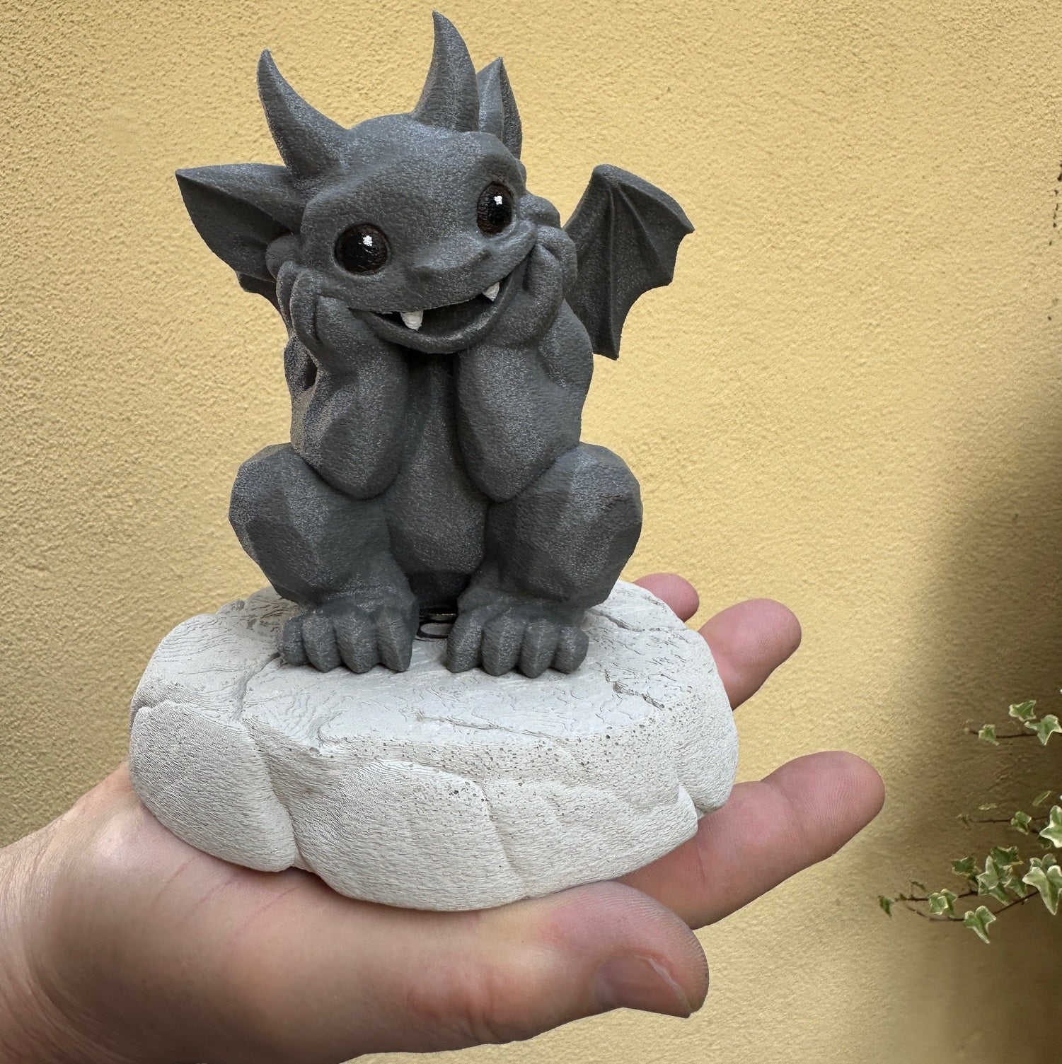 Drachen Wächter aus Steinoptik – Handgefertigte Deko Figur mit Betonplatte | Gargoyle Figur