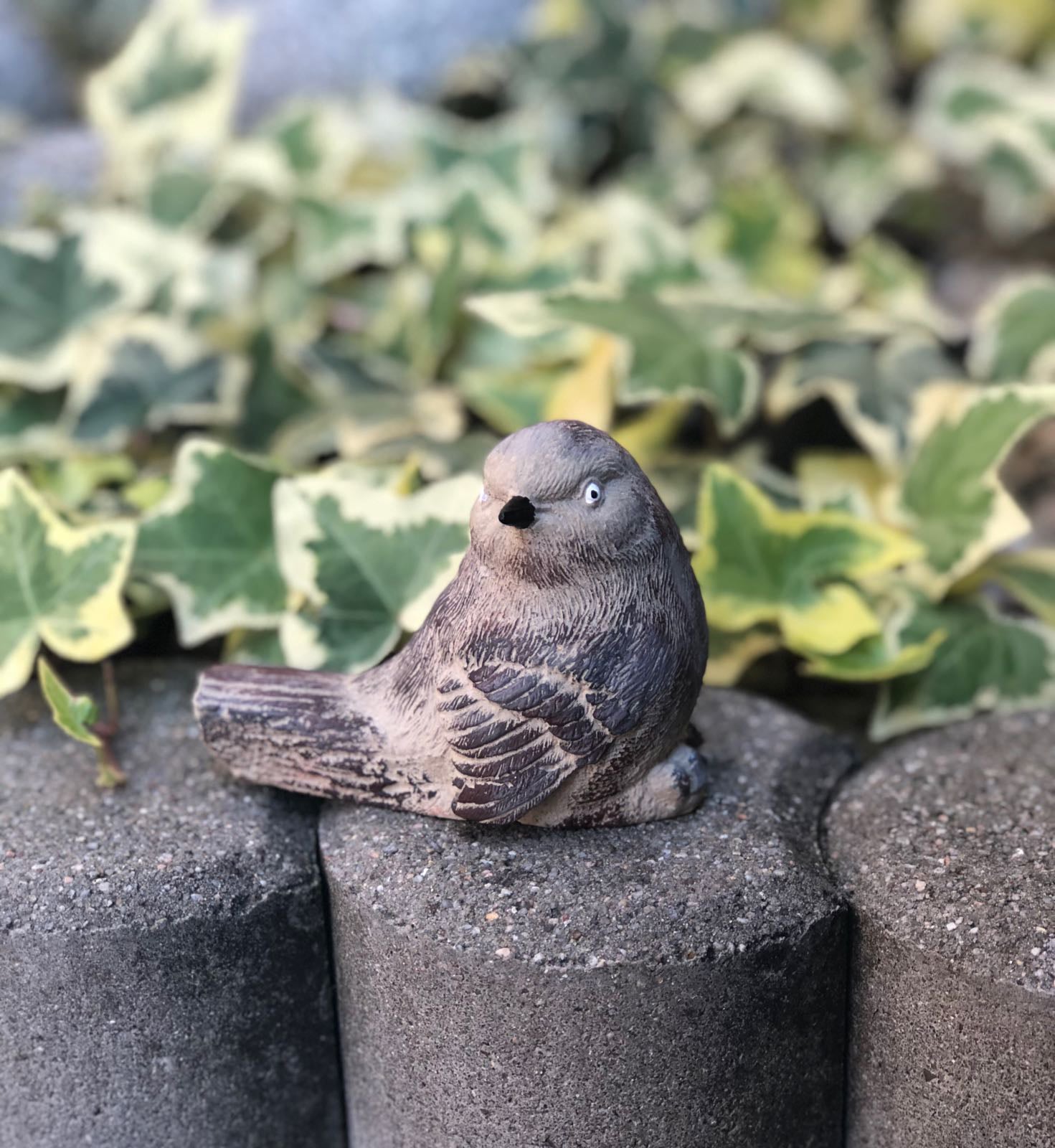 Vogel Gartenfigur Handbemalt Figur Steinguss Gartendekoration Spatz grau