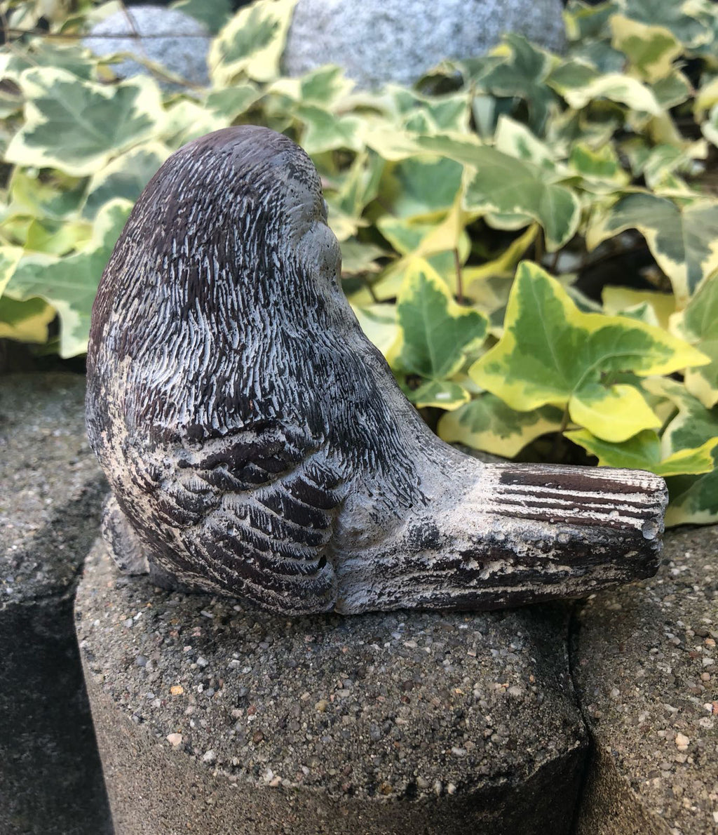 Vogel Gartenfigur Handbemalt Figur Steinguss Gartendekoration Spatz grau