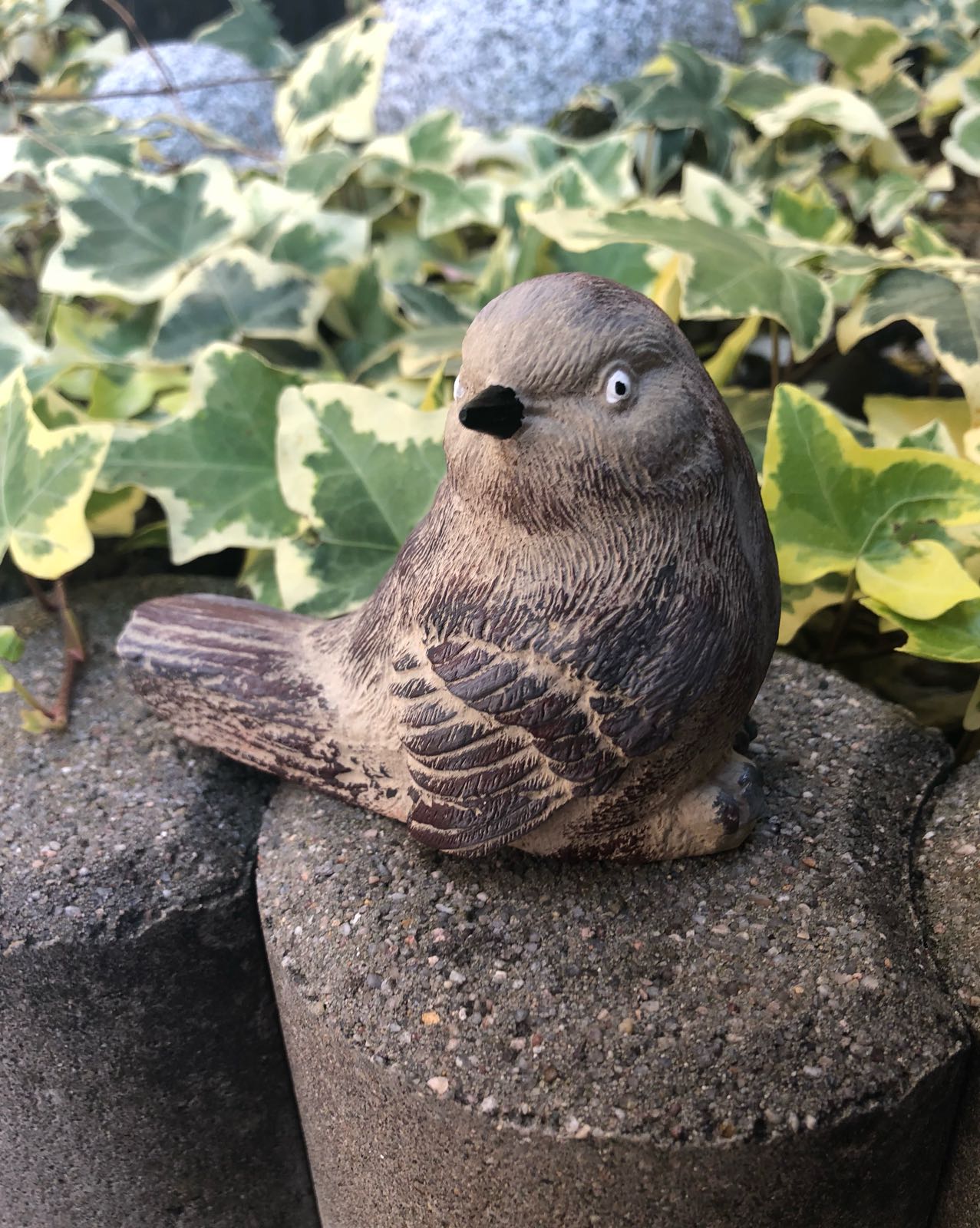 Vogel Gartenfigur Handbemalt Figur Steinguss Gartendekoration Spatz grau