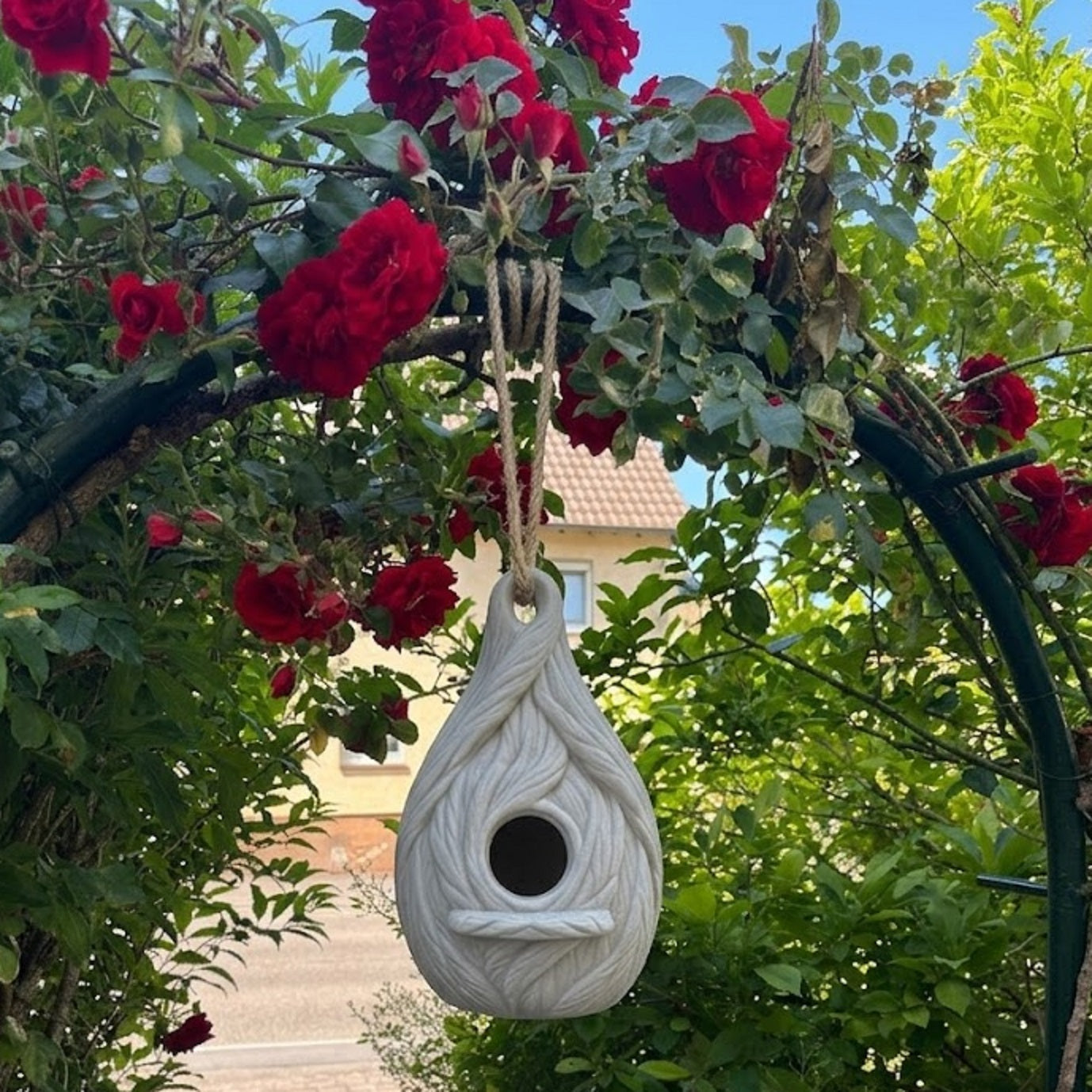 Vogelhaus Nisthaus im Federdesign – Wetterfester Nistkasten zum Aufhängen oder Aufstellen | Abschraubbarer Boden